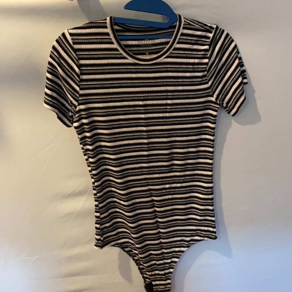 STRIPED BLACK AND WHITE BODYSUIT